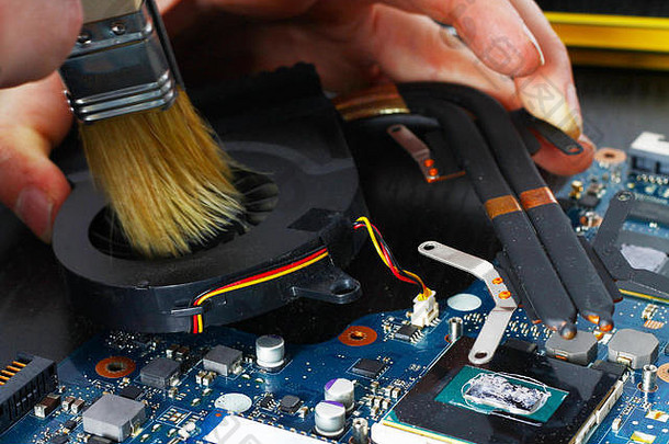 维修保养期间，使用刷子清洁笔记本电脑冷却系统。