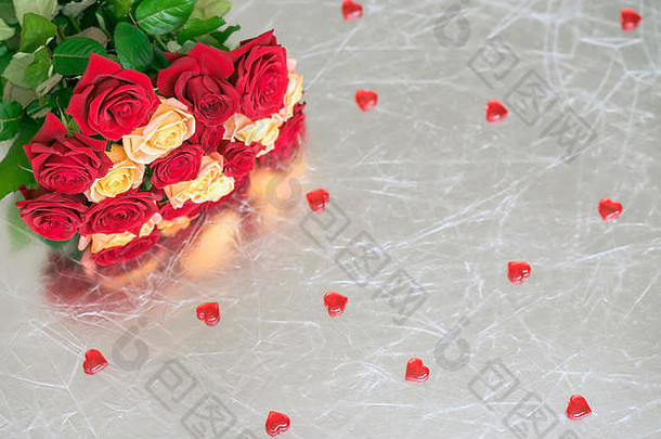 一束两种颜色的玫瑰献给心爱的人，许多红色的心，<strong>银色</strong>的背景，爱情的象征，<strong>情人节</strong>的盛宴和浪漫的庆祝活动