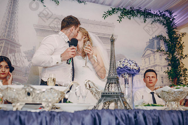 婚礼餐厅夫妇吻