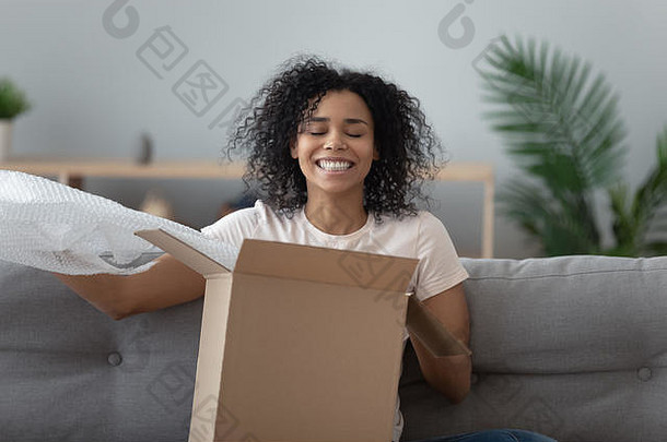 微笑满意非洲美国女人客户端unboxing包裹