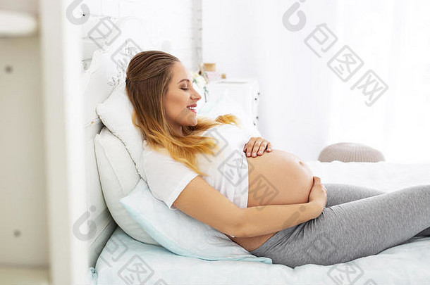 快乐的怀孕了女人享受怀孕