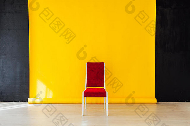 房间内部的<strong>红色</strong>椅子，背景为黄色