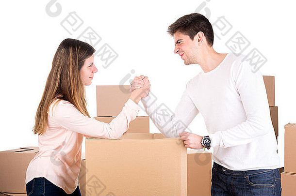 这对年轻夫妇在搬进<strong>新居</strong>公寓的箱子前扭打手臂