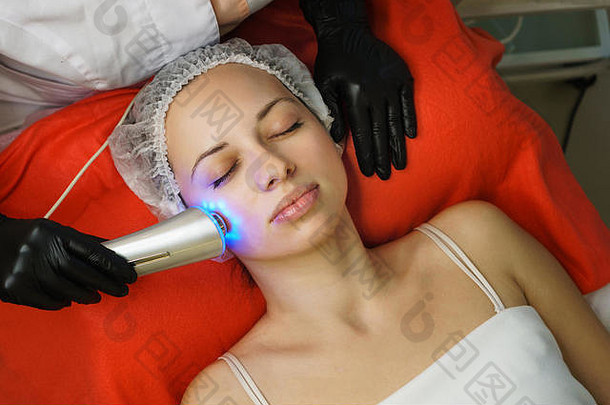 硬件美容美容师超声波光疗清洁脸客户端皮肤孔隙清洗抗衰老治疗水疗中心