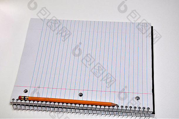 一个带铅笔的标准尺寸笔记本放在白色背景上