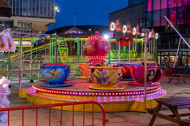 在英国德比郡德比市中心，夜间骑乘为博览会的多彩乐趣做准备