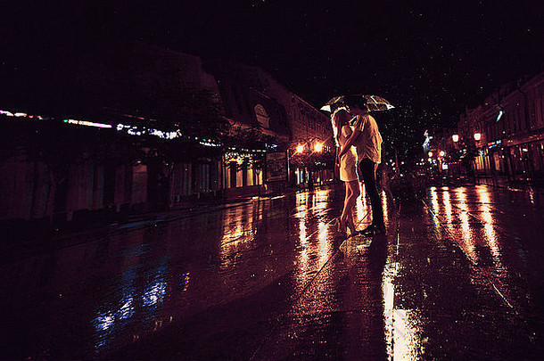 雨中的爱情/雨伞下亲吻情侣的剪影