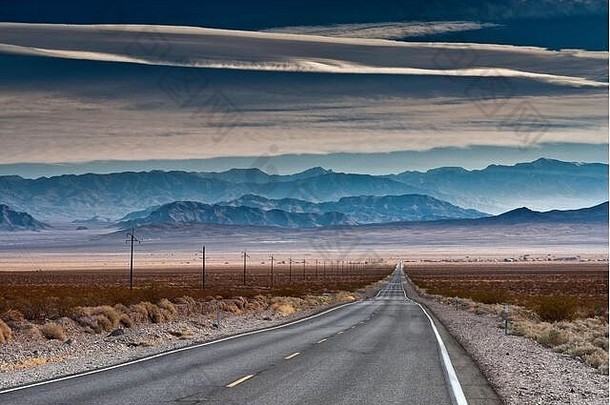 美国内华达州的斯普林山脉，右边是查尔斯顿峰，从190号公路上可以看到，40英里或65公里远，加利福尼亚州死亡谷交界处附近的莫哈韦沙漠