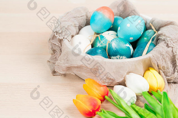 复活节快乐，有机蓝色复活节彩蛋与白色彩蛋等待彩绘，复活节节日装饰，复活节概念背景与空间