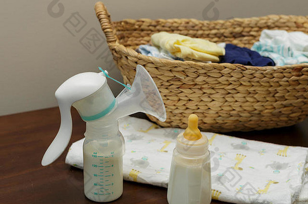 带婴儿奶瓶和婴儿衣服篮的手动吸奶器