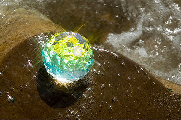 卵石滩上的玻璃球<strong>水晶</strong>球