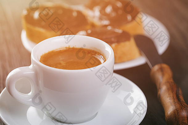新鲜意式浓缩咖啡配涂有巧克力奶油的法式面包片，乡村风格