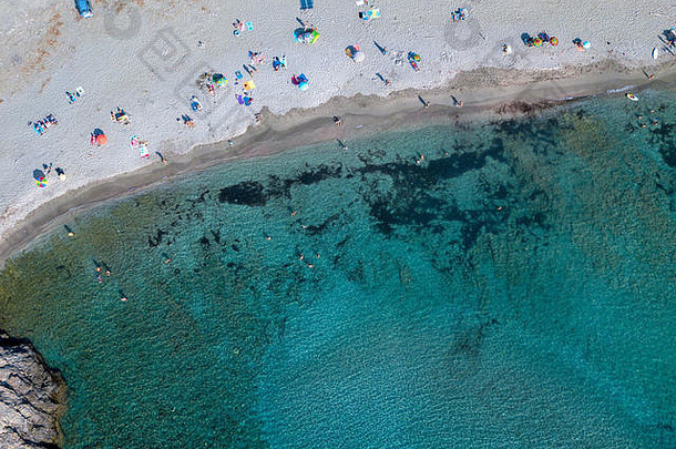 鸟瞰法国科西嘉岛科塞角阿利索湾海滩和海洋
