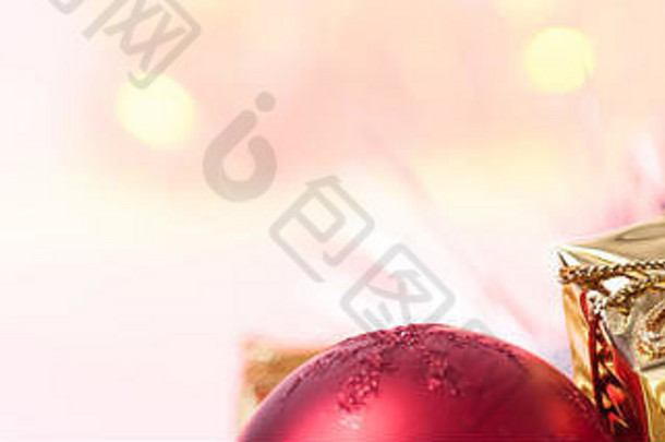 圣诞快乐，新年快乐，金盒子里的礼物，右角的红色圣诞球。背景波基