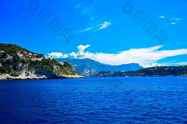 法国蓝色海岸壮丽的费拉特角沿岸的游艇和豪宅