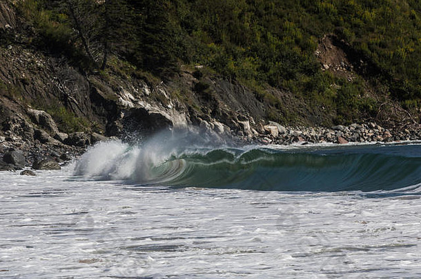 加拿大新斯科舍省Ingonish海滩的巨浪