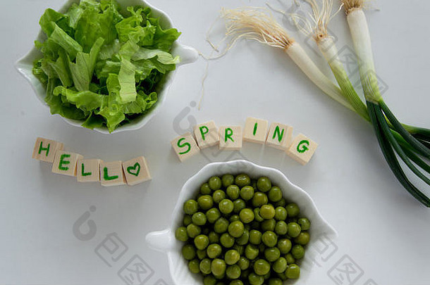 白色背景上的新鲜生春季蔬菜，文字Hello spring