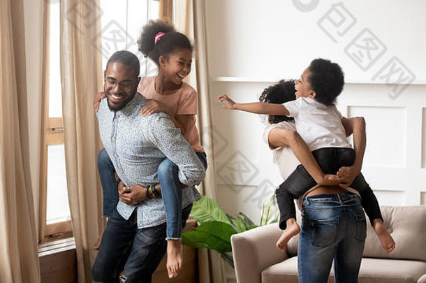 快乐非洲父母肩扛孩子们笑玩生活房间