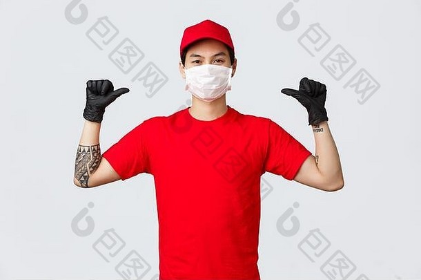自信的送货员指着自己，指出公司可以做到。身着红色制服、医用口罩和防护手套的热情信使炫耀自己