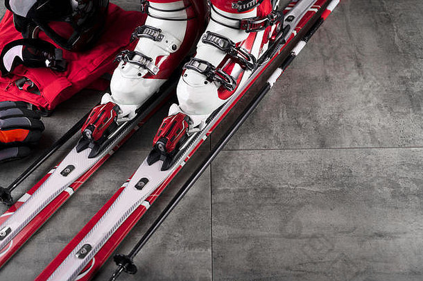 冬季运动主题。灰色瓷砖上的滑雪设备。排版的地方。顶视图。