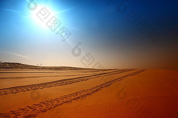 晴朗蓝天下的沙漠沙