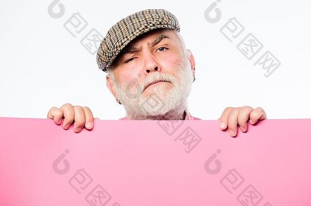 大胡子老人在横幅上张贴公告。戴复古帽子的严肃成熟的男人。广告受通缉的空间信息。找工作。帮助广告店。为你的产品做广告。