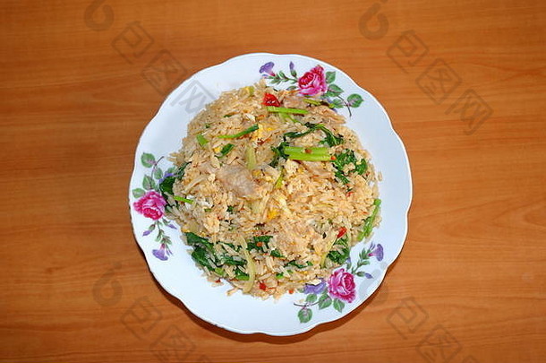 中式炒饭配猪肉、鸡蛋和羽衣甘蓝，受欢迎的泰国食物，精选焦点
