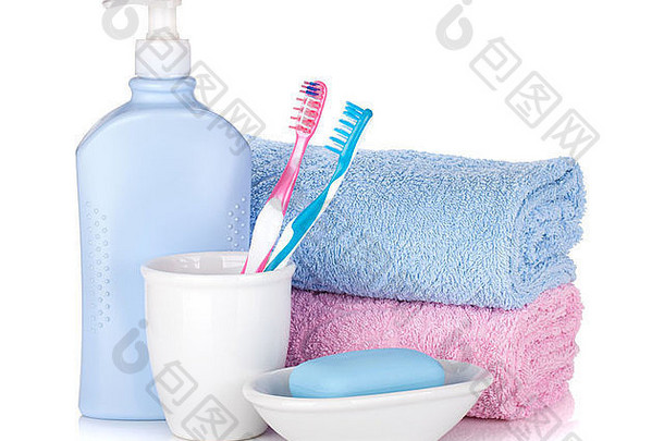 牙刷、凝胶、肥皂和两条毛巾。在白色背景上隔离