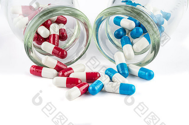 蓝色胶囊和红色胶囊，带透明瓶，用于医疗和药物治疗