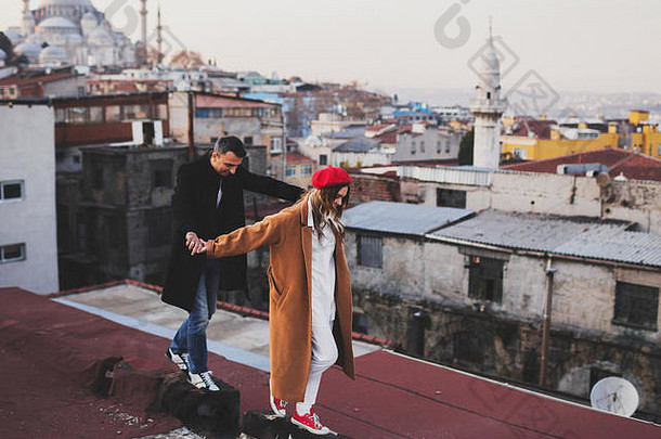 夫妇爱走屋顶大集市城市伊斯坦布尔