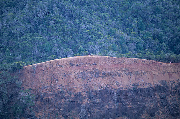 夏威夷考艾岛上的威美亚峡谷。有时被称为太平洋大峡谷。徒步旅行者