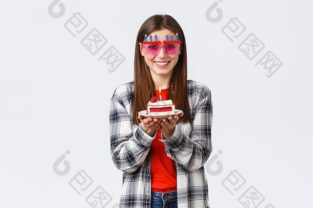 人们的生活方式，节日庆典，情感观念。快乐可爱的女孩戴着眼镜拿着<strong>生日</strong>蛋糕，庆祝<strong>生日</strong>，许下心愿