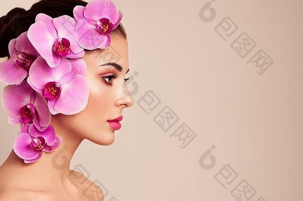 肖像美丽的年轻的女人兰花浅黑肤色的女人女人奢侈品化妆完美的皮肤睫毛化妆品眼影紫色的花