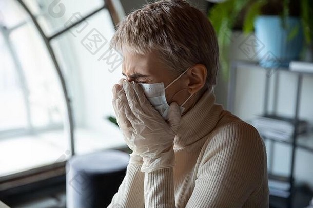 压力大的女员工感染了冠状病毒，出现症状。
