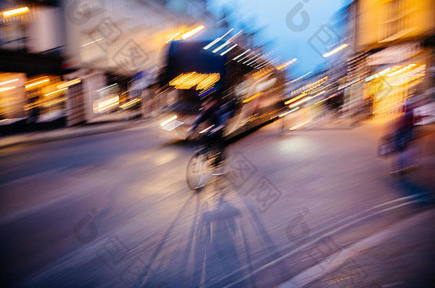 抽象散焦光迹的快速骑自行车的剪影提供食品通过移动应用程序-快速双层巴士后面
