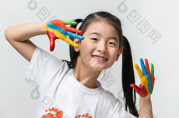 亚洲女孩手画色彩斑斓的油漆