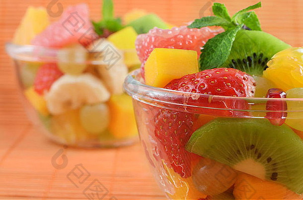 玻璃碗中的健康混合水果沙拉