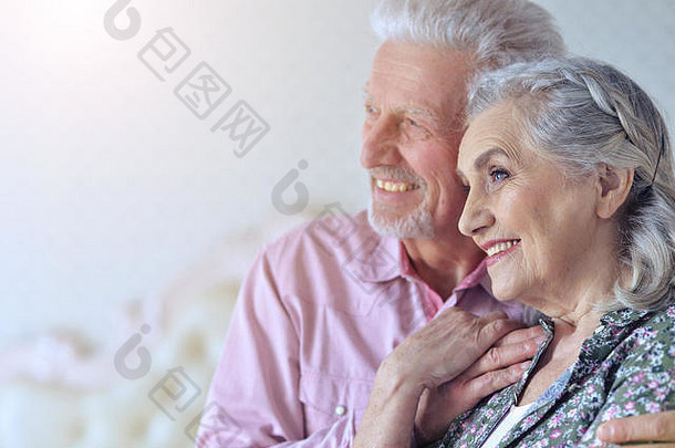 快乐美丽的老年夫妇在家摆姿势的画像