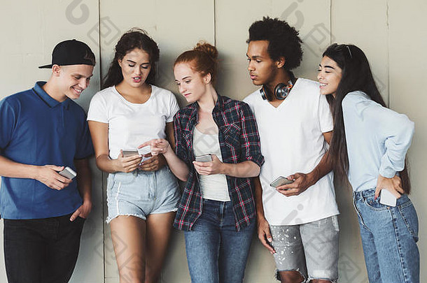 青少年女孩显示笑话电话多样化的朋友