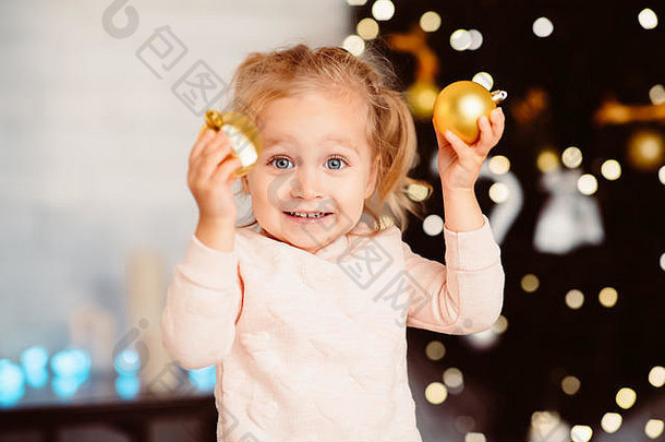 可爱的女孩玩圣诞节树球