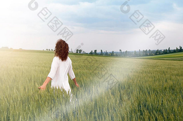 年轻的白衣成年人<strong>正大</strong>步穿过谷类作物的田地，让他的思绪流淌。