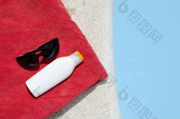 夏日概念泳池、毛巾和防晒霜