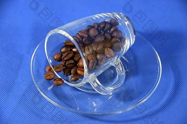 加咖啡豆的玻璃杯浓缩咖啡