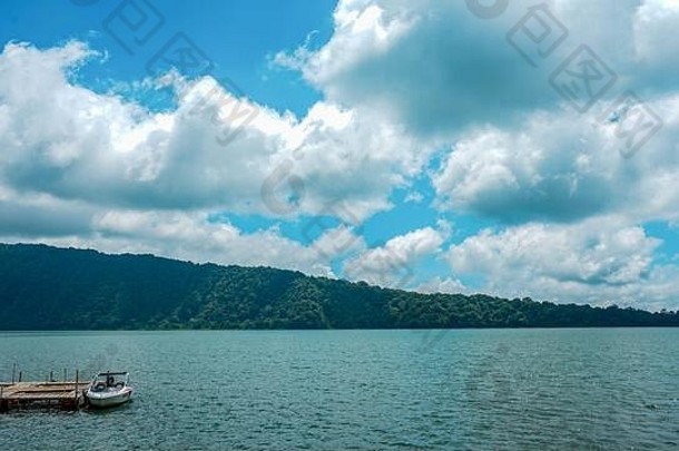 漂浮着小船的湖景