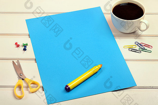 蓝色的纸黄色的标记咖啡杯表格