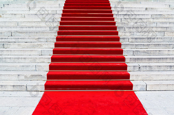 楼梯上的红地毯标志着名人参加仪式活动的路线