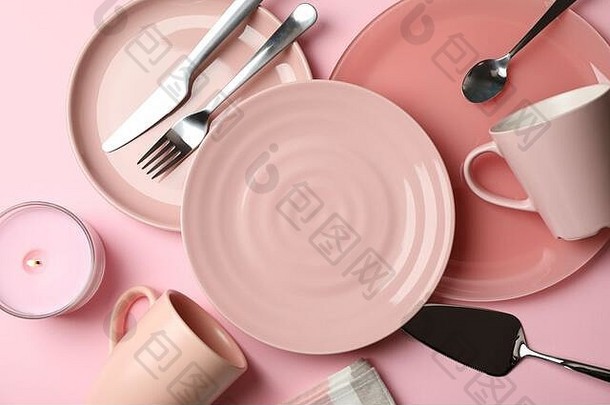 粉色背景的餐具和餐具，俯视图
