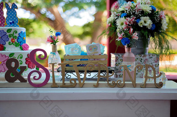 墨西哥尤克州梅里达市——2017年<strong>11</strong>月18日：<strong>双</strong>胞胎婴儿洗礼派对场地装饰和宾客礼物。蛋糕桌。西尔瓦娜名字