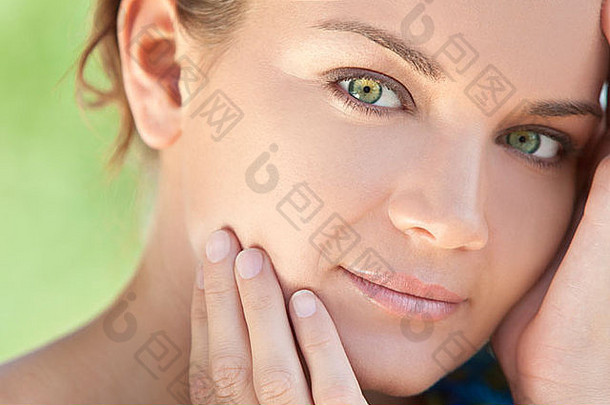 Spa健康与<strong>美容图片</strong>，一位美丽的黑发年轻女子，拥有一双迷人的绿色眼睛，在室外自然光下拍摄