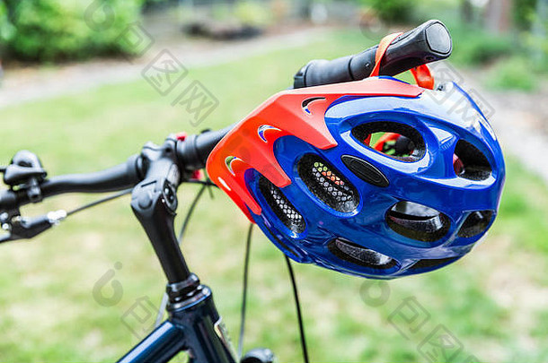 自行车头盔挂在自行车的把手上